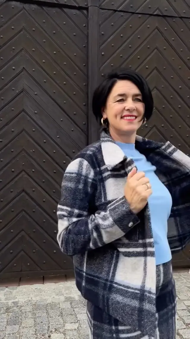 Check it out! 🤍🩵
Dieser karierte Rock ist ein echtes Highlight – kombiniert mit der soften Jacke von @19v69italia.original ein Look, der sowohl chic als auch cozy wirkt.Und das Beste: Wir haben auch die passende Hemdjacke zum Rock für den perfekten Set-Style von @soliver ✨📍Jetzt bei uns im Women Store Dillingen entdecken. Komm vorbei!#karorock #herbstlook #ootd #checkedstyle #newinstore #cozystyle #womenstyle #fashioninspo #soliver #versace #modehausschneider #wertingen #dillingendonau #meitingen #münchen #nördlingen #krumbach #zusmarshausen