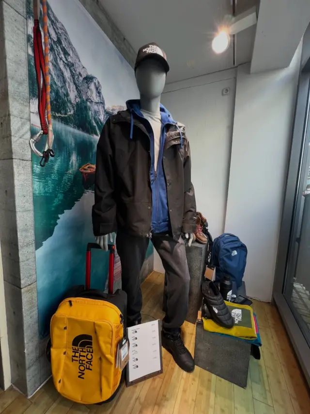 Frisch eingekleidet im MEN Store Wertingen ✨
Unsere Schaufenster tragen jetzt Looks von @thenorthface , @freemantporter , @iriedailyberlin und @chasinofficial
Von lässiger Streetwear oder Outdoor-Fan bis zu smarten Styles – ready für den Herbst! 🍂👉 Komm vorbei, hol dir Inspiration & sichere dir dein neues Lieblings-Outfit, bei uns im Men Store Wertingen#thenorthface #freemantporter #iriedaily #chasin #menswear #streetstyle #businesscasual #herbstlook #newinstore #modehausschneider
#menstorewertingen #wertingen #dillingendonau #meitingen #lauingen #höchstädt #gundelfingen #donauwörth #augsburg #augsburgcity #günzburg #nördlingen #donaukreis