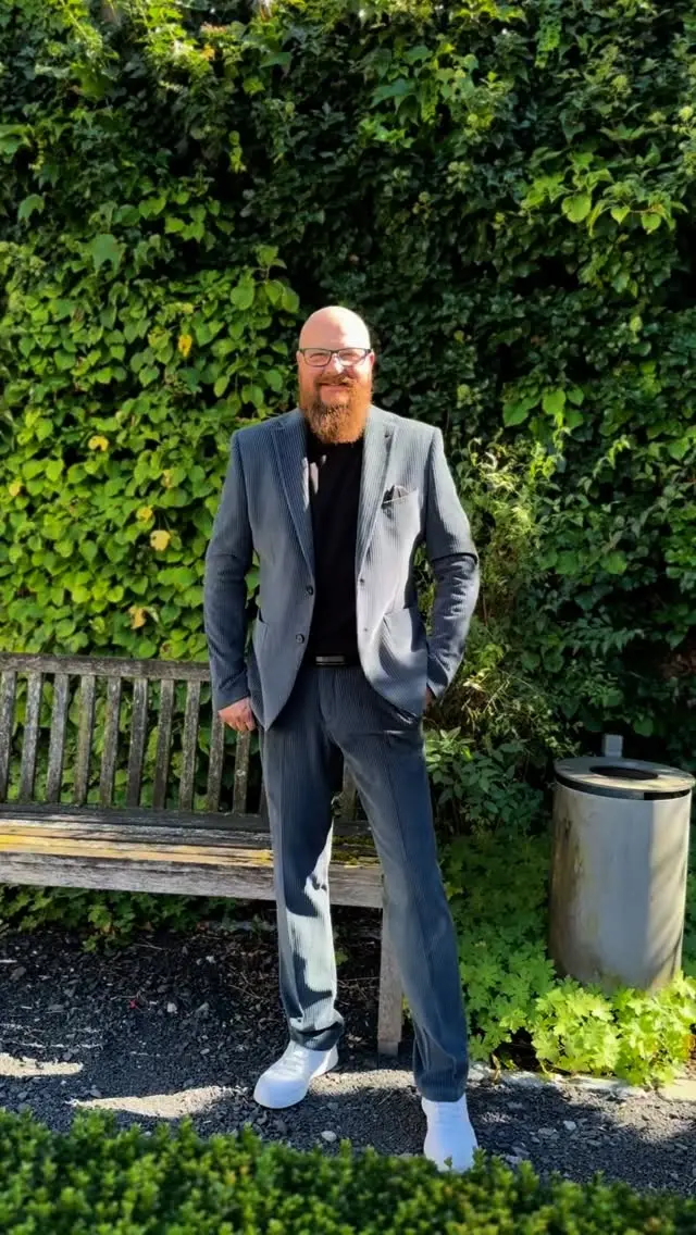 Business oder Party?
Ob lässig mit Rollkragenpullover oder schick mit Hemd. Der grüne Cord-Anzug kann beides. 😉Anzug @zuitablefashion
Rollkragenpullover @fynch_hatton
Hemd @eterna_mode📍Jetzt bei uns im Men Store Wertingen entdecken#cordanzug #anzugherren #businessstyle #smartcasual #menswear #modernmen
#modehausschneider #menstorewertingen #wertingen #dillingendonau #meitingen #augsburg #lauingen #donauwörth #augsburgcity #günzburg #zusmarshausen #gersthofen #mertingen #donaukreis