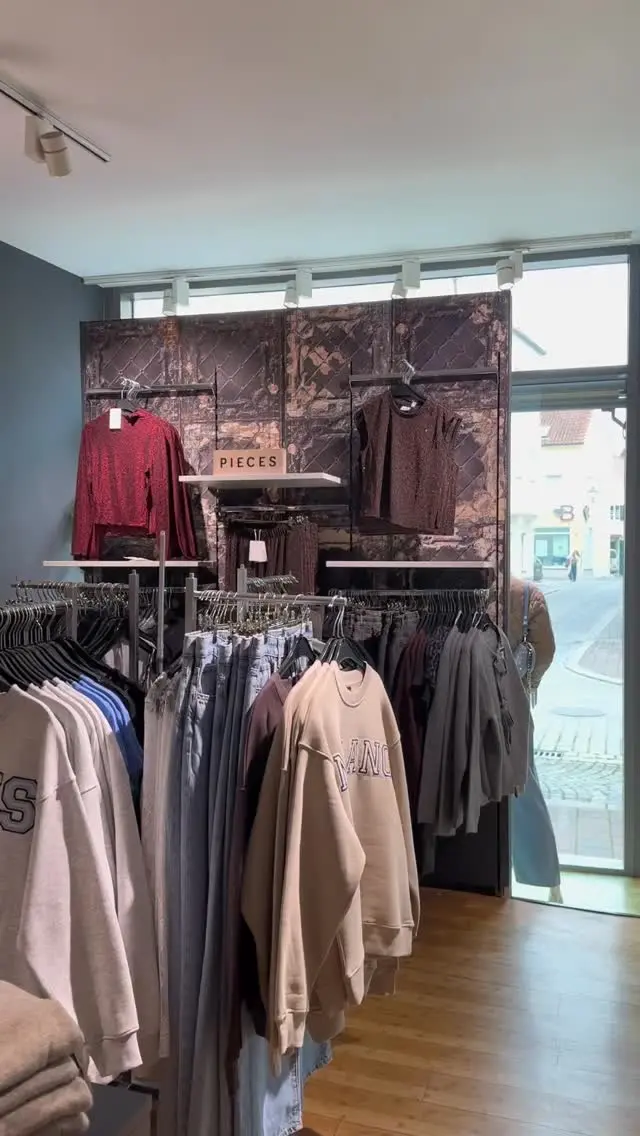 Neu. Frisch. Anders. ✨
Khujo, Catwalk Junkie, Pieces & Grace&Mila – jetzt neu in Dillingen! 🤩
Von coolen Steppmänteln über trendige Felljacken bis hin zu Streetwear & Party-Looks – entdecke die neuesten Highlights für deinen Herbststyle! 🍂📍WOMEN STORE Dillingen#modehausschneider #Khujo #CatwalkJunkie #Pieces #GraceAndMila #Damenmode #Herbsttrends #FallFashion #NewIn #Dillingen #DillingenDonau #Wertingen #Meitingen #Lauingen #Gundelfingen #Glött #Höchstädt #Blindheim #Donauwoerth #Aislingen #Haunsheim #Bächingen #AugsburgFashion #Zusmarshausen #Herbstlooks #Streetstyle #ModeInspiration #SchneiderFashionStore